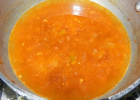 Tạo súp từ hỗn hợp sau khi xào chín được cho thêm nước - bột ớt - bột nghệ